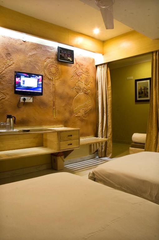 Postel nebo postele na pokoji v ubytování Parklane Hotel