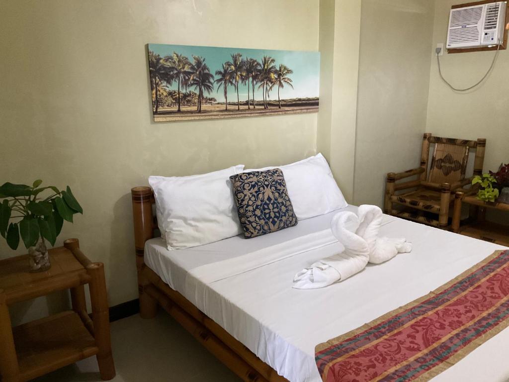 um quarto com uma cama com toalhas em Villa de Gloria em Dauis