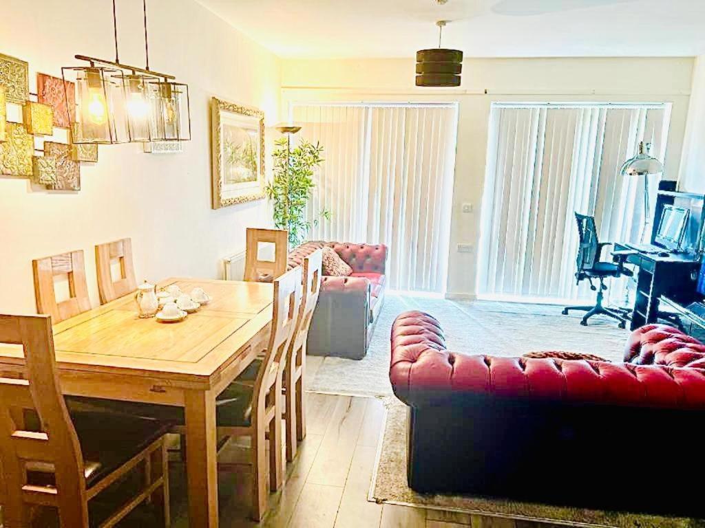 Park Royal stay Relax in a specious masters room with lake views in an