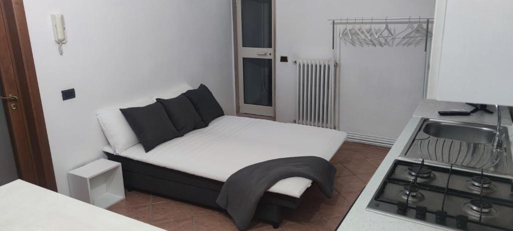 a small bedroom with a bed and a kitchen at Da Anna e Michele in Andria
