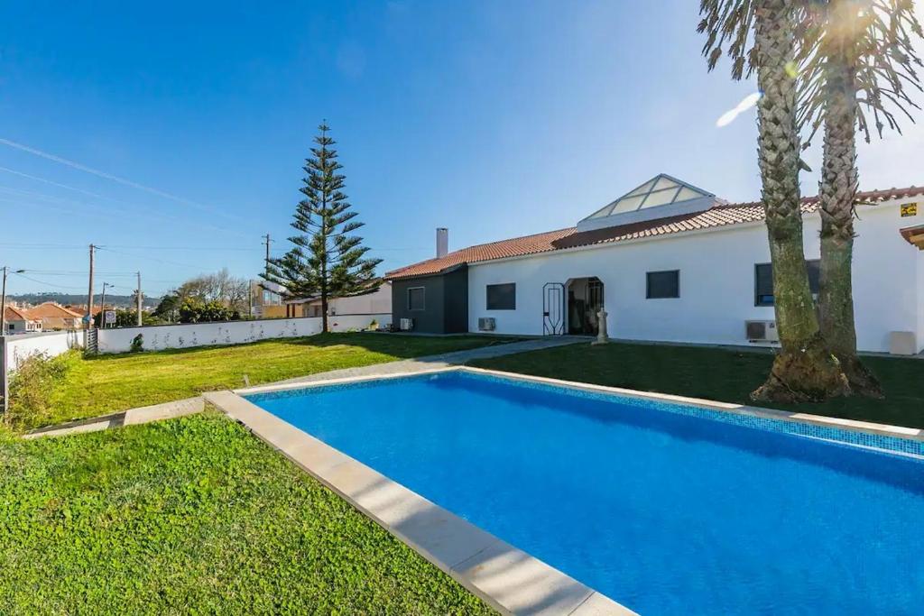 ein Pool vor einem Haus in der Unterkunft Moments Villa in Mafra