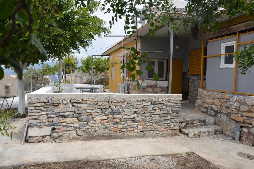 een stenen muur voor een huis bij Paradise lost in Kalamata
