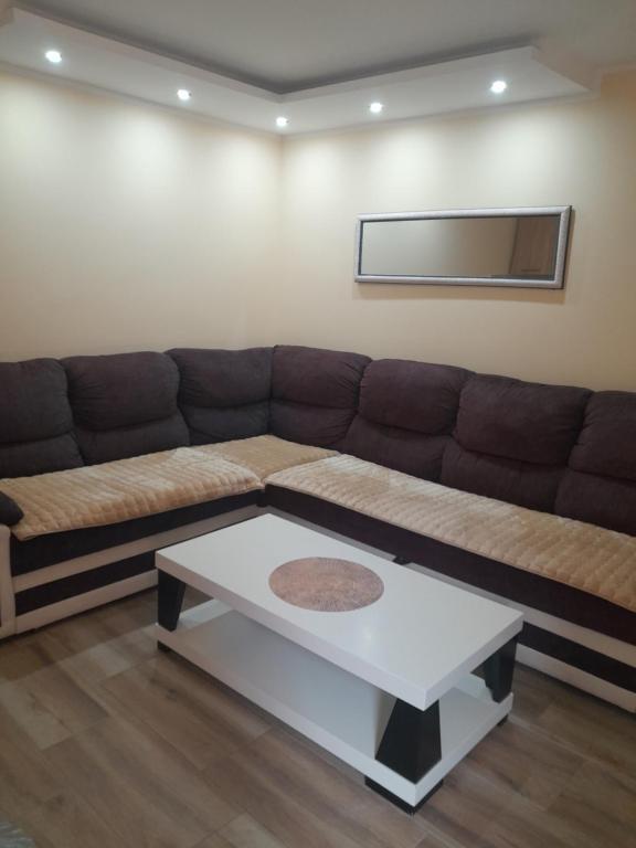 sala de estar con sofá y mesa de centro en TINA1, en Valjevo