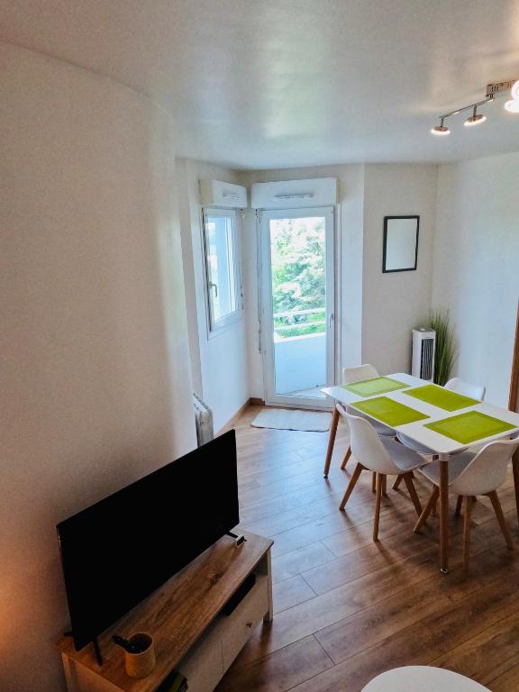 Televízia a/alebo spoločenská miestnosť v ubytovaní Appartement Cosy Joué-Les-Tours