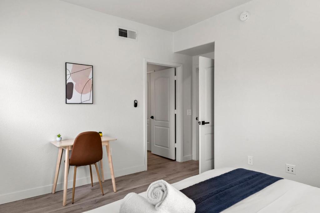 Postel nebo postele na pokoji v ubytování CozySuites Chandler 2BR with 2 pools & Jacuzzi!