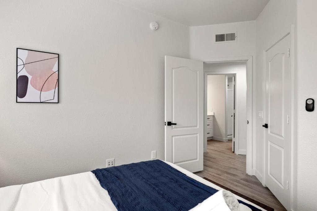 Postel nebo postele na pokoji v ubytování CozySuites Chandler 2BR with 2 pools & Jacuzzi!