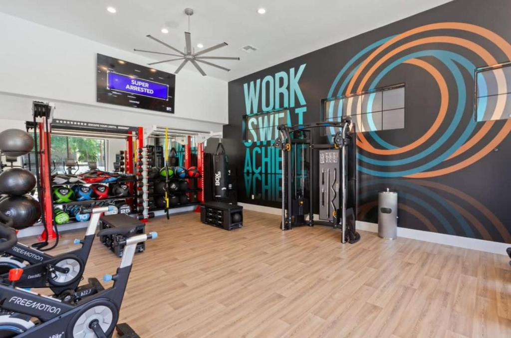 Fitness centrum a/nebo fitness zařízení v ubytování CozySuites Chandler 2BR with 2 pools & Jacuzzi!