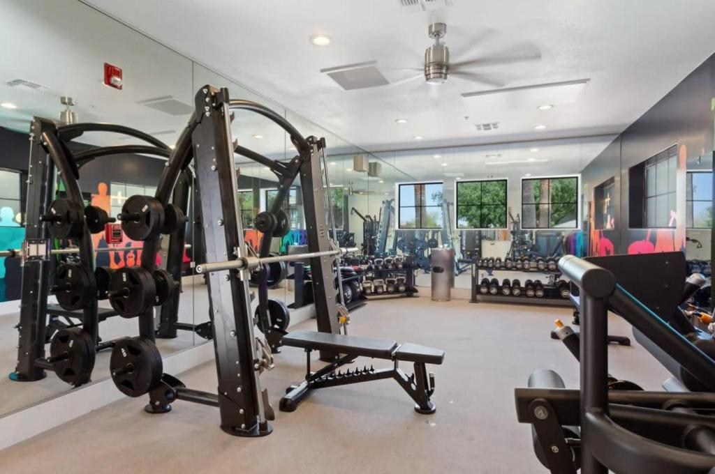 Fitness centrum a/nebo fitness zařízení v ubytování CozySuites Chandler 2BR with 2 pools & Jacuzzi!