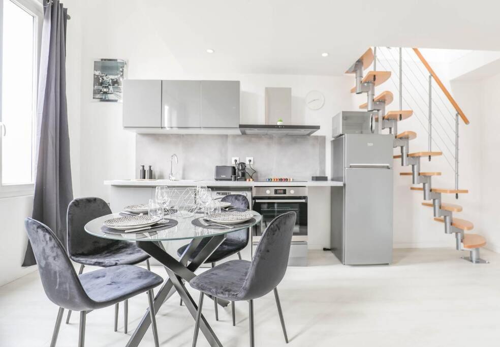 une salle à manger avec une table et des chaises dans une cuisine dans l'établissement ®L'Urbain - Superbe Mezzanine, à Marseille