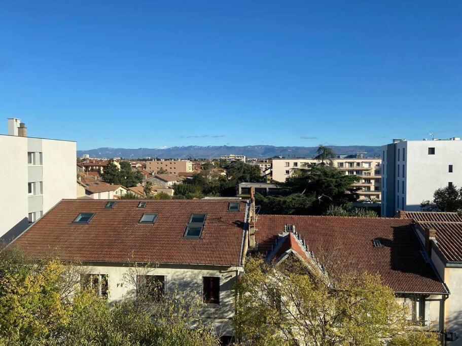 - une vue sur une ville avec des toits et des bâtiments dans l'établissement Bel appartement idéalement situé, à Valence