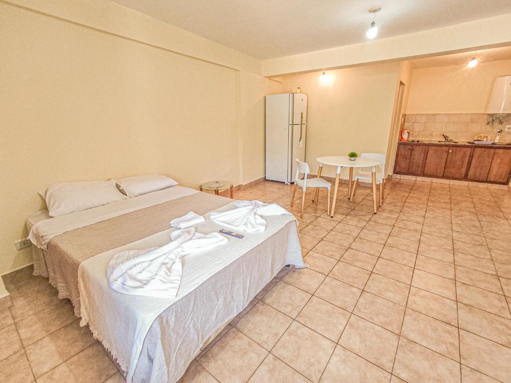 1 dormitorio con 1 cama, mesa y nevera en Monoambiente Elegante y Economico en San Salvador de Jujuy