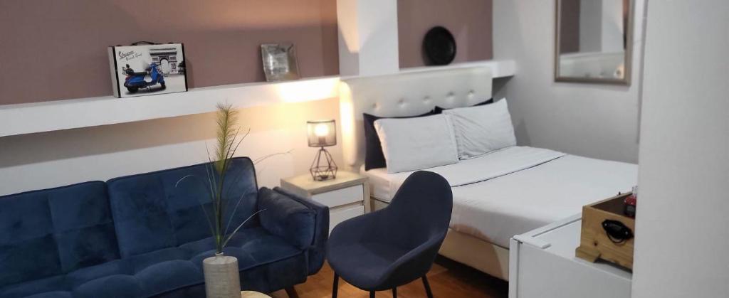 1 dormitorio con 1 cama y 1 silla azul en Hotel Zona G en Bogotá
