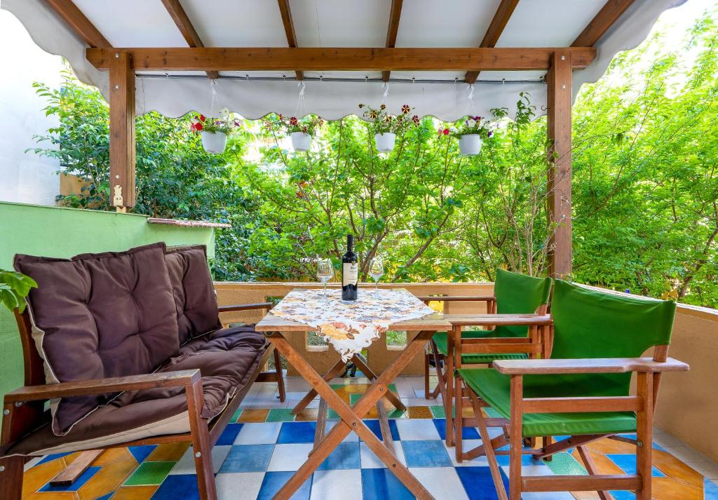 A garden outside Eddy's Apartment