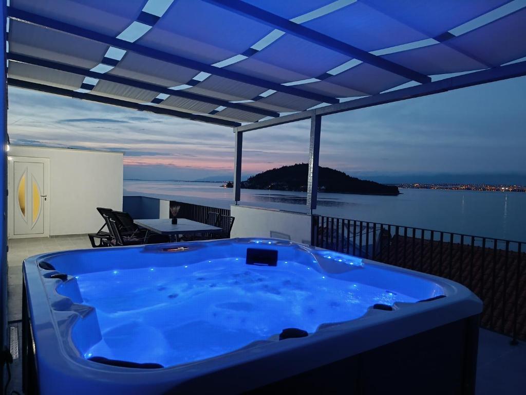 a hot tub on a balcony with a view of the ocean at D-Sunrise in Kali
