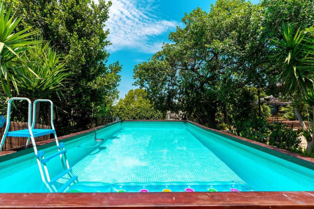 una piscina con scivolo in un cortile alberato di Casato Calabrese a Nardò
