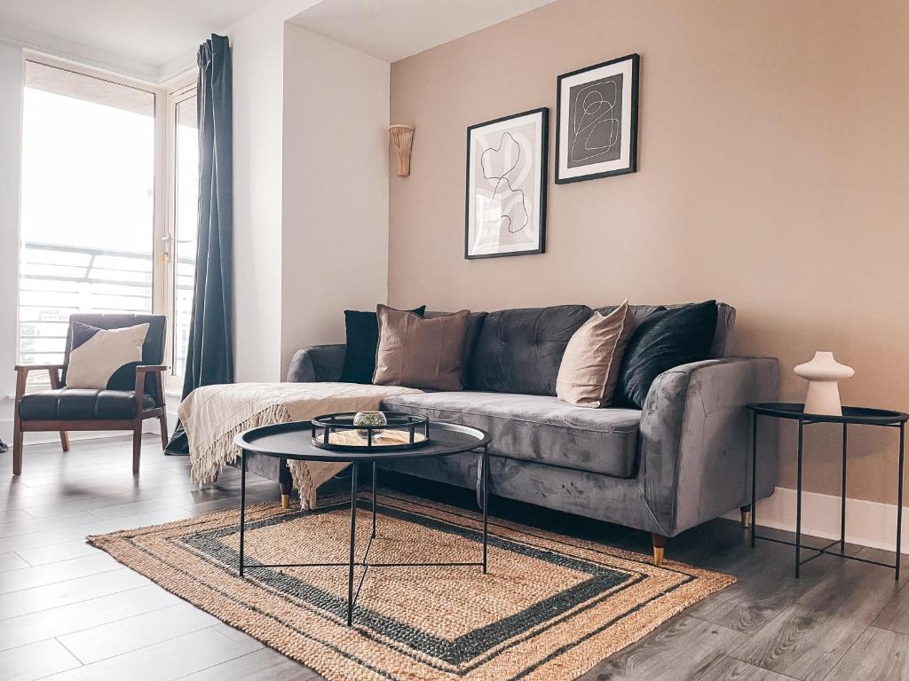 uma sala de estar com um sofá e uma mesa em The Aspect, by Solace Stays em Cardiff