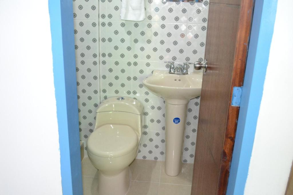 un bagno con un water e un lavandino di Hostal Bosque de Niebla a Salento