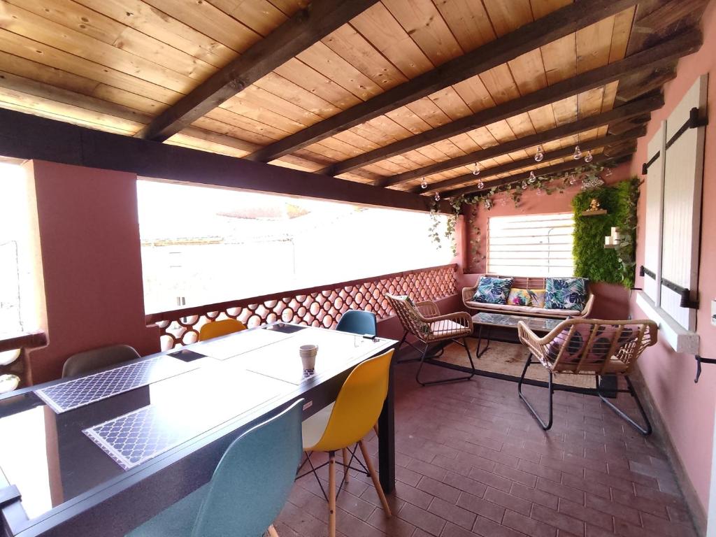 d'un balcon avec des chaises, une table et un canapé. dans l'établissement La Casa Rosa, à Opoul-Périllos