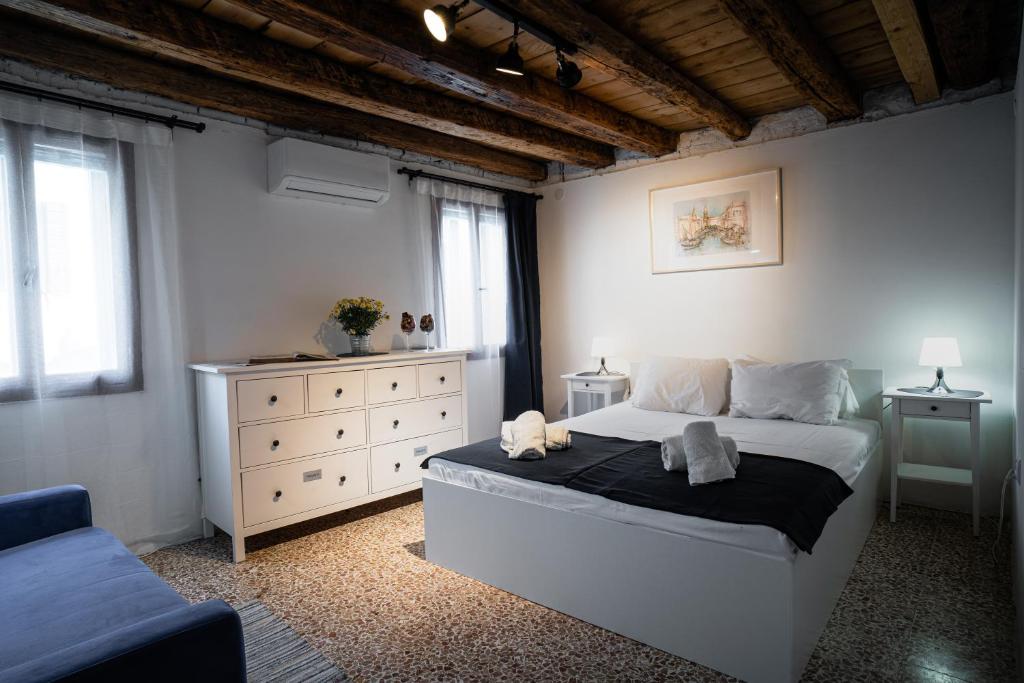 um quarto com uma cama grande e uma cómoda em Calle Seminario ChioggiaPL em Chioggia