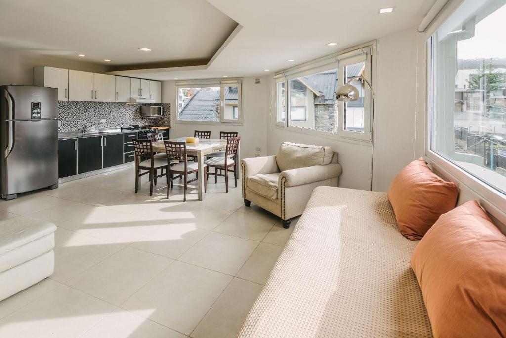 Una cocina y una sala de estar con un sofá y una mesa. en Gente del Sur - Yehuin, en Ushuaia