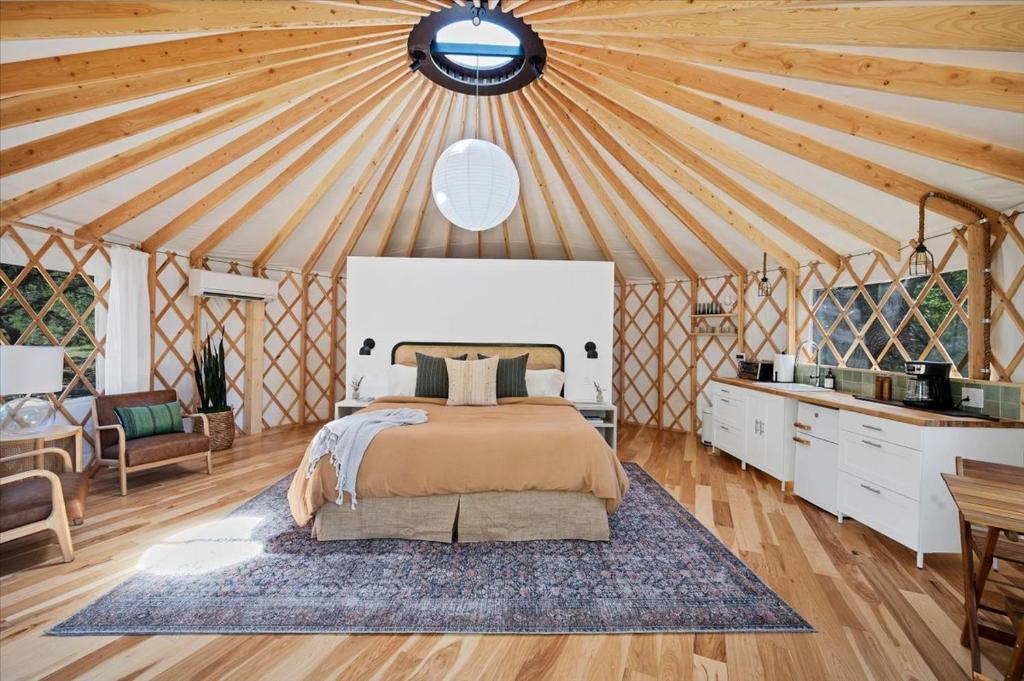 ein Schlafzimmer mit einem Bett in einer Jurte in der Unterkunft Luxury Yurt, Alpacas and llamas near Downtown Wimberley and Wineries in Wimberley