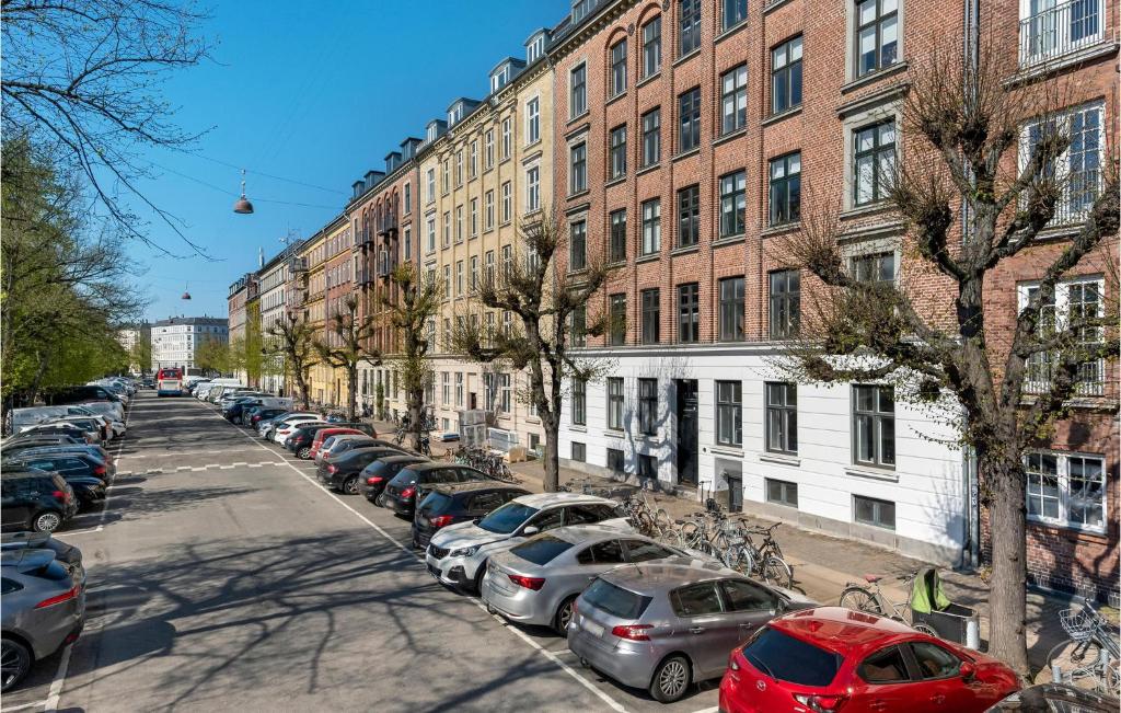 uma fila de carros estacionados em frente a um edifício em Nice Apartment In Kbenhavn With Wifi em Copenhaga