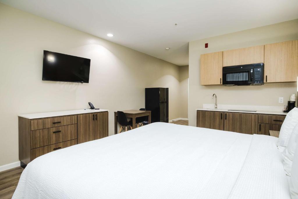 TV a/nebo společenská místnost v ubytování SureStay Studio by Best Western Conroe Downtown