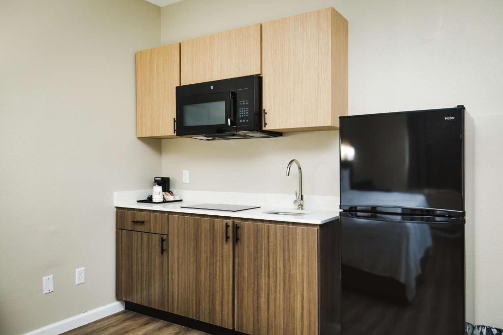 Kuchyň nebo kuchyňský kout v ubytování SureStay Studio by Best Western Conroe Downtown
