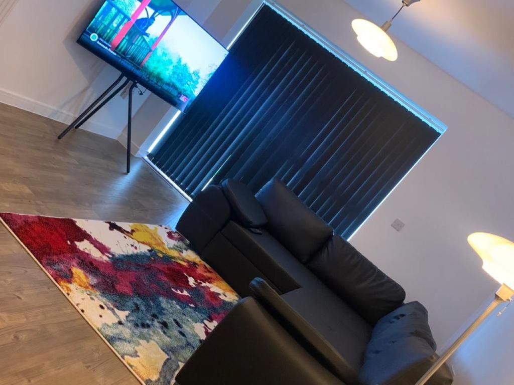 TV a/nebo společenská místnost v ubytování Brand New Posh 1 Bed Lakeside Flat No parties No Events