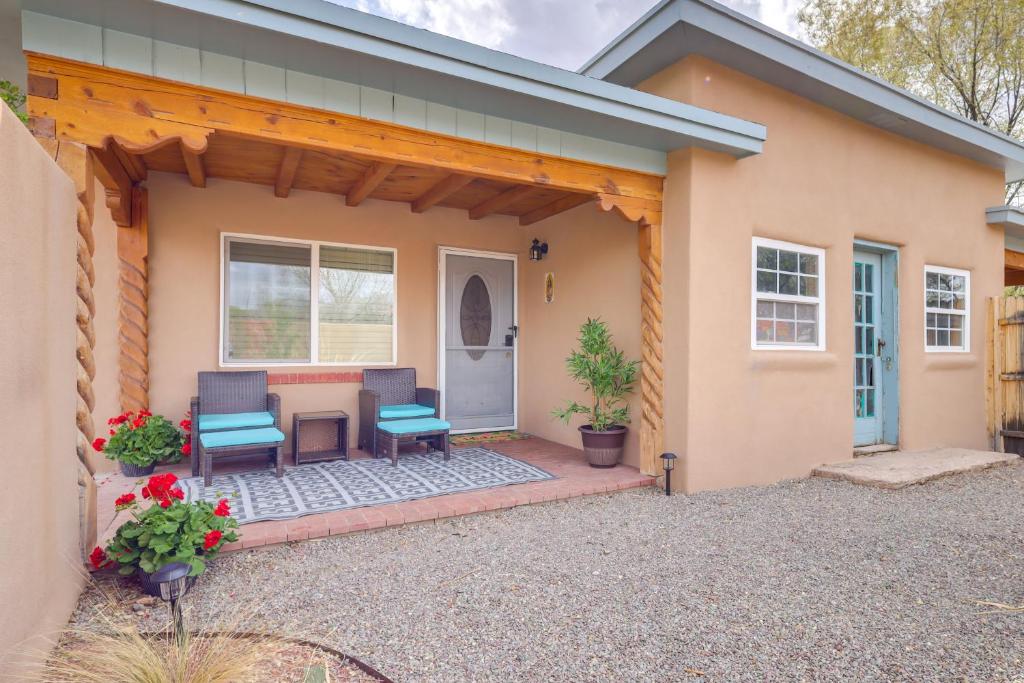 Casa con patio con 2 sillas y mesa. en Charming Santa Fe Vacation Rental - Near Casino, en Pojoaque