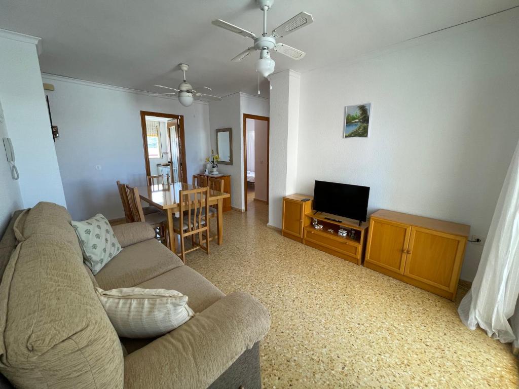 TV a/nebo společenská místnost v ubytování Apartamento en segunda linea en playa de Gandia