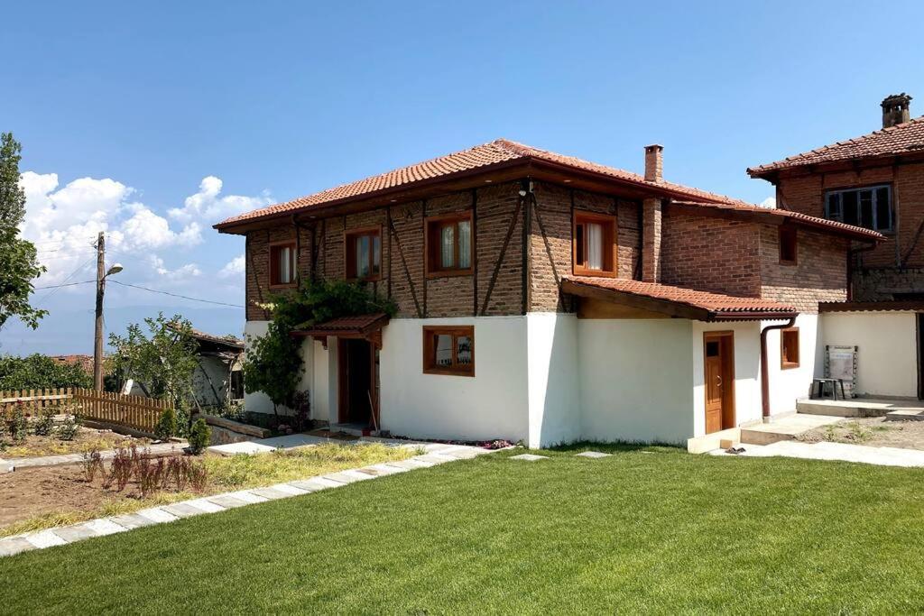 una casa con un césped verde delante de ella en İznik Göl Manzaralı Ev, 