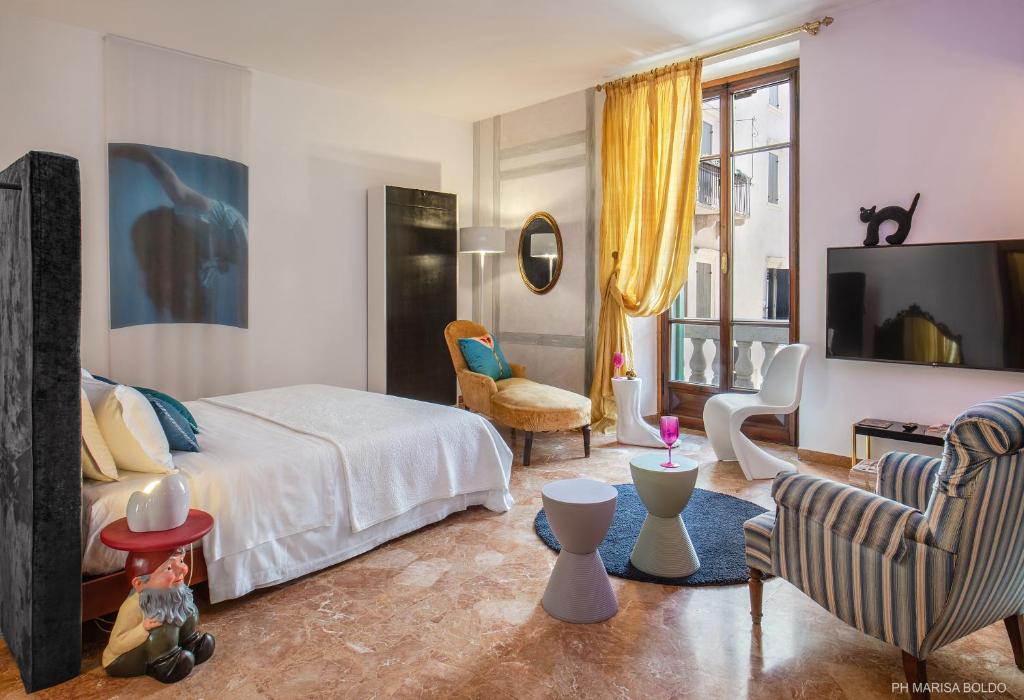 - une chambre avec un lit et un salon dans l'établissement Billie's Flat RED - art & design apt in Verona historic centre, à Vérone