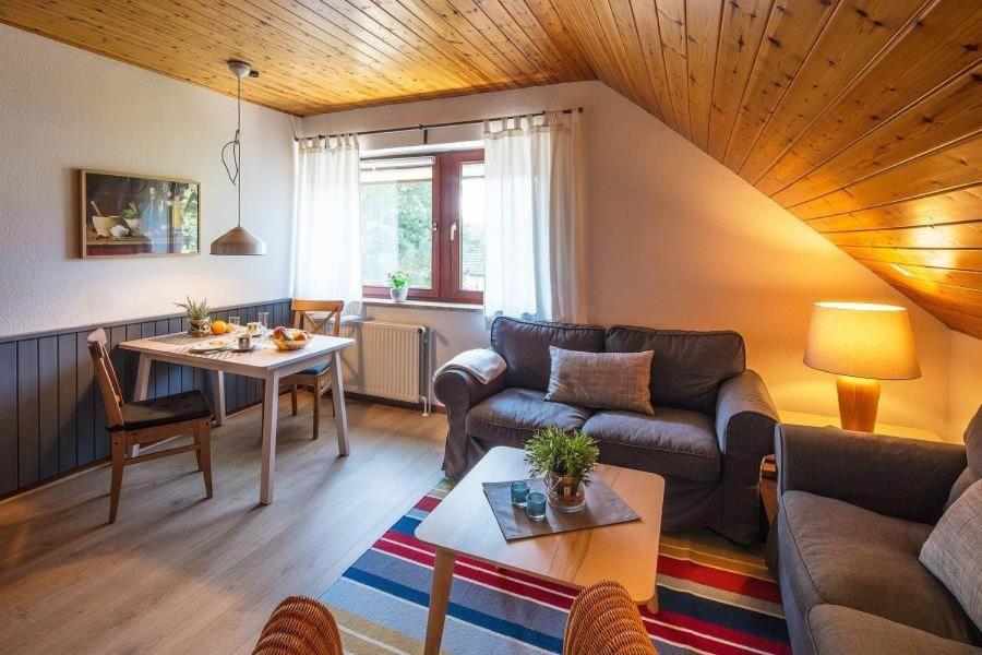 uma sala de estar com um sofá e uma mesa em Ferienwohnung-Am-Knurrhahn-3 em Scharbeutz