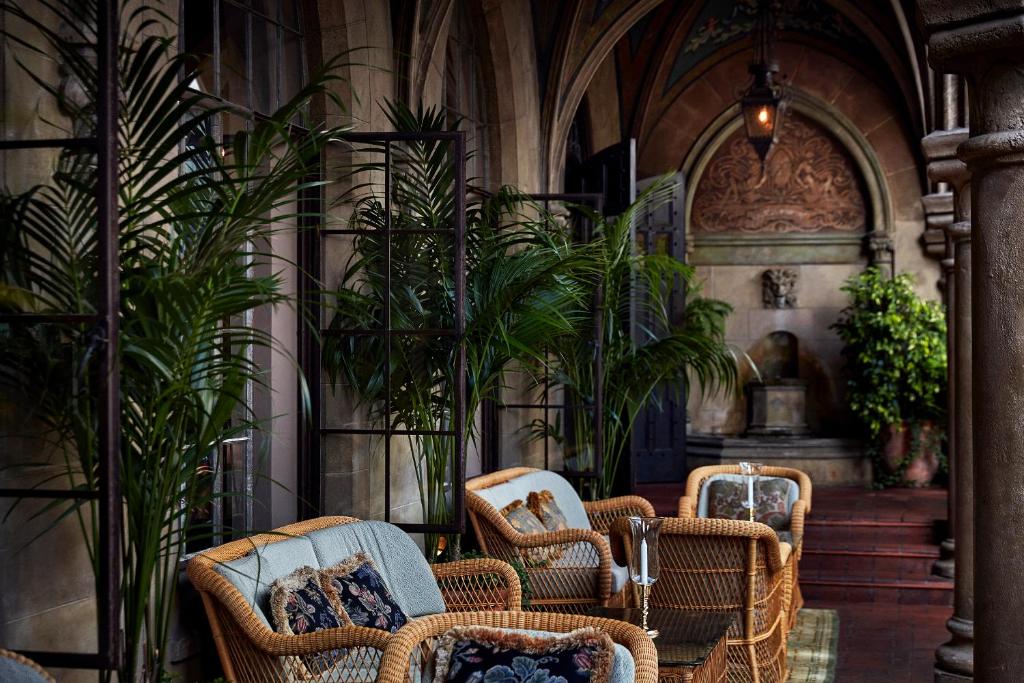 Habitación con sillas de mimbre y macetas en Chateau Marmont en Los Ángeles