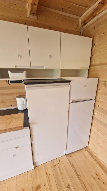 Kuchyň nebo kuchyňský kout v ubytování NEO resort jezero Bruje