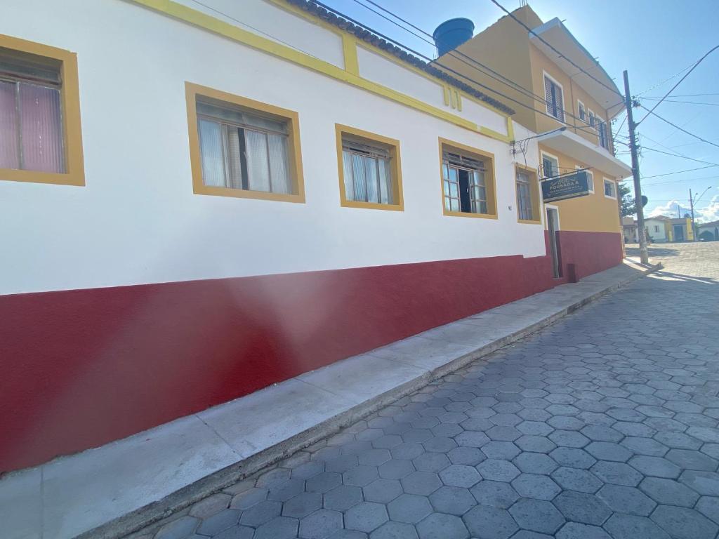 an empty street in front of a building at Pousada da Mica in Carrancas