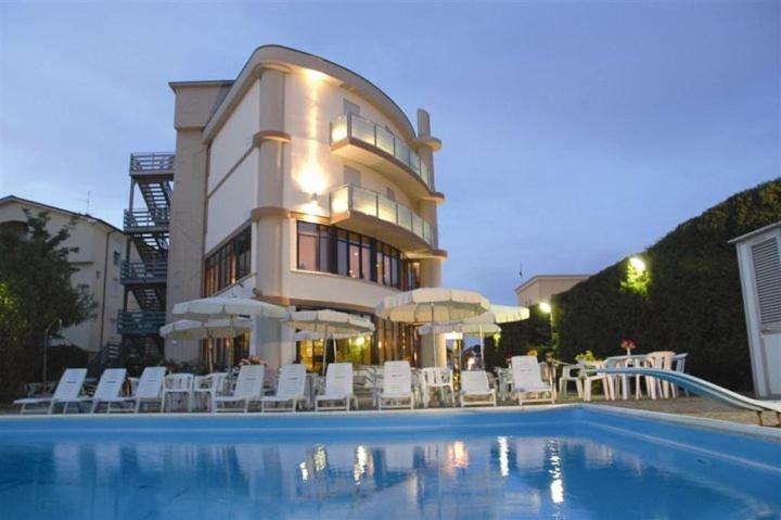 Bazén v ubytování Hotel Capitol nebo v jeho okolí