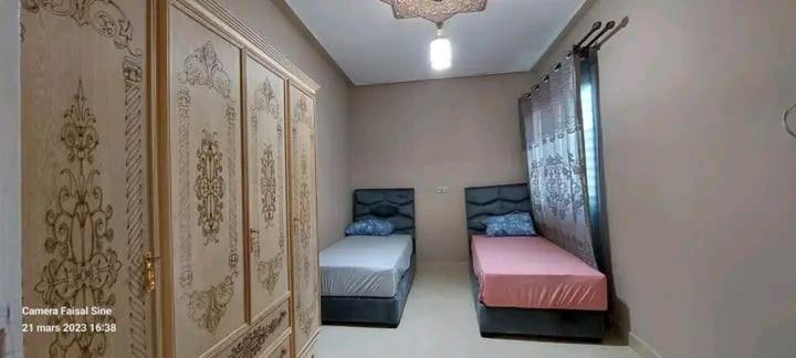 um quarto com duas camas num quarto em Appartement ahfir em Ahfir