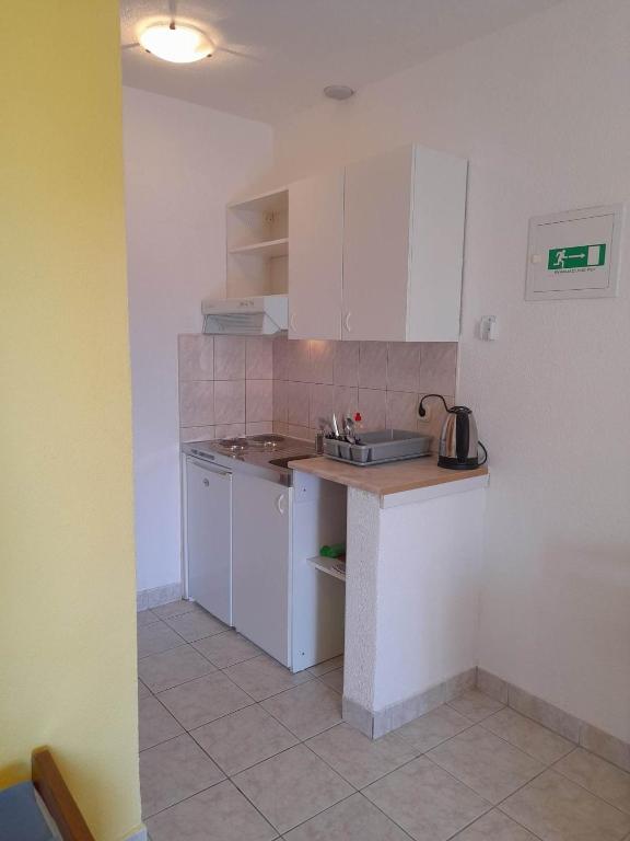 Kuchyňa alebo kuchynka v ubytovaní Apartment Gradac 11332a