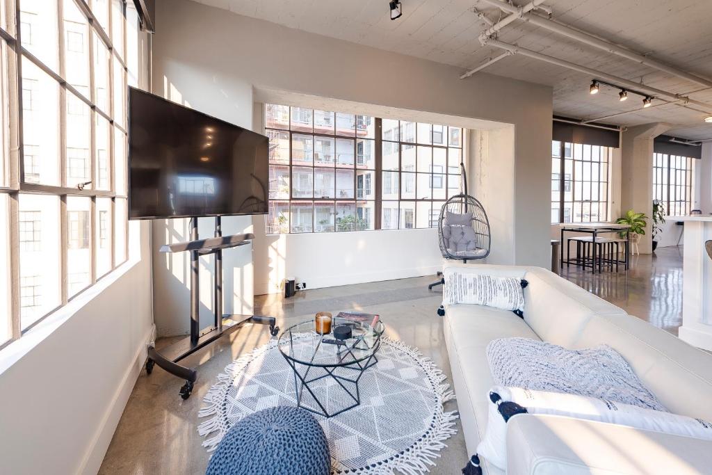 Apartment Gorgeous DTLA artist loft with parking and city views, Los  Angeles, CA 