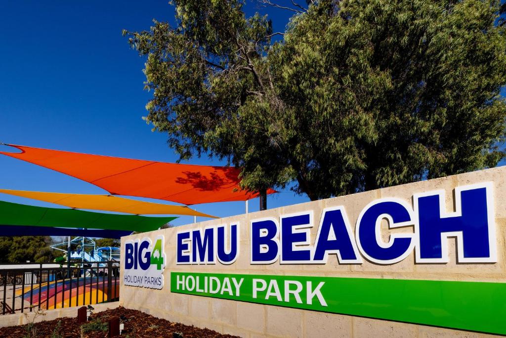 ein Schild für einen Emu Beach Ferienpark in der Unterkunft BIG4 Emu Beach Holiday Park in Albany