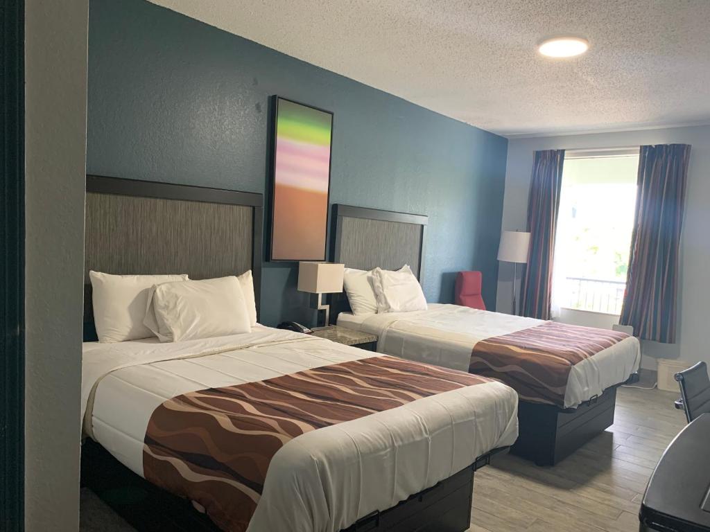 pokój hotelowy z 2 łóżkami i oknem w obiekcie MAGNOLIA INN of BELOXI,OCEAN SPRINGS,PASCAGOULA & GAUTIER w mieście Gautier