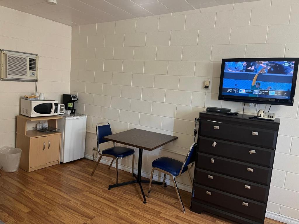 West Castle Motel - Standard Double Room With Two Double Beds