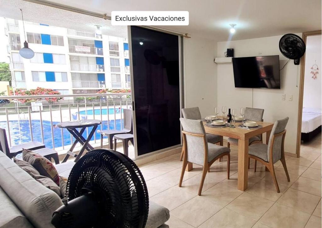 een woonkamer met een bank en een tafel bij 208 APARTAMENTO VACACIONAL AKUA RESORT® in Ricaurte