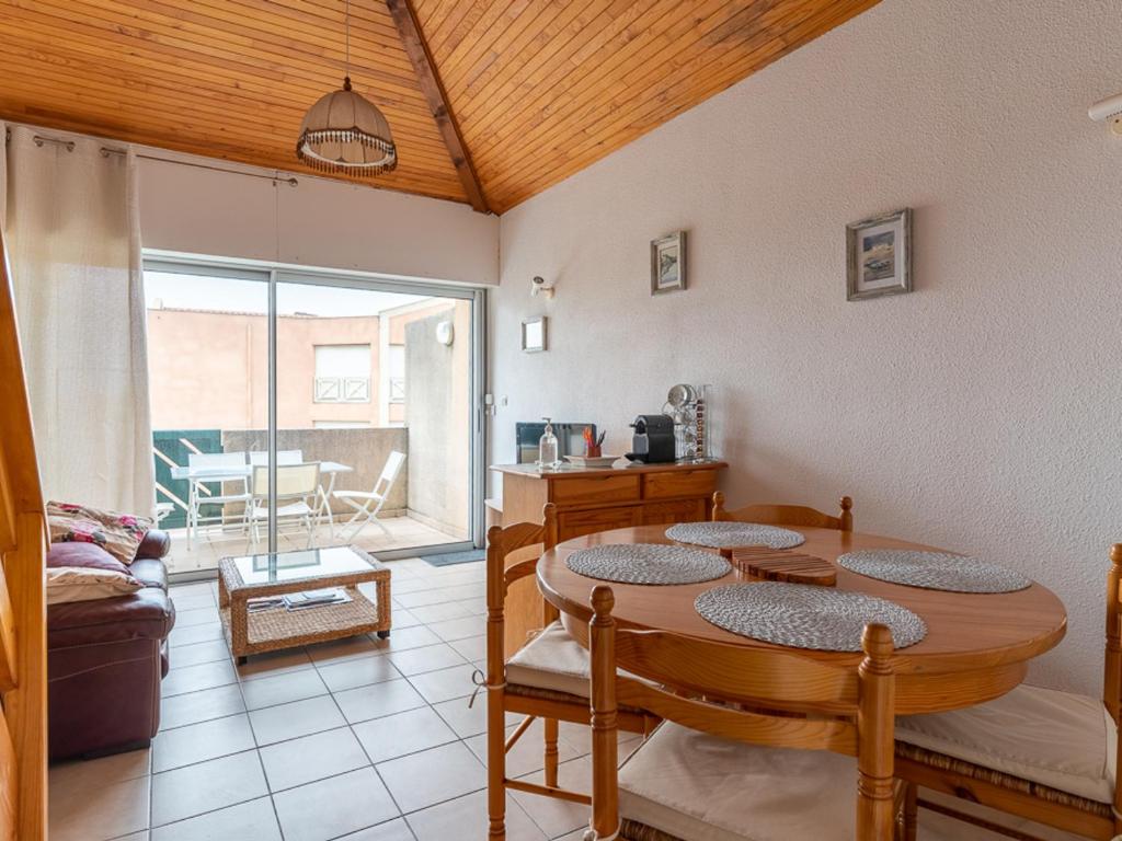 Cette chambre dispose d'une terrasse et d'une table avec 4 chaises. dans l'établissement Mimizan Plage: Appartement T2 Mezzanine 2 étoiles, 4 pers, vue océan, parking inclus - FR-1-50-86, à Mimizan