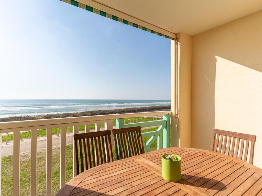 - une table à manger avec vue sur la plage dans l'établissement Mimizan Plage: Appt pour 4 avec Parking et Accès Direct à la Mer - FR-1-50-89, à Mimizan