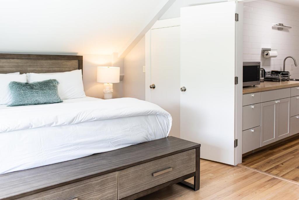a bedroom with a bed and a kitchen at SKYLARANNA Resort & SPA in Hendersonville
