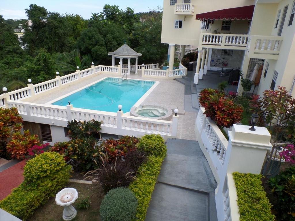 - une vue aérienne sur une maison avec une piscine dans l'établissement The Royal Kensington Villa 4, à Montego Bay