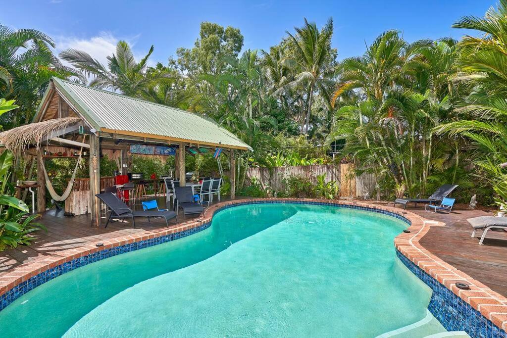 4 Bedroom House with resort style Cabana & Bar, Palm Cove (updated